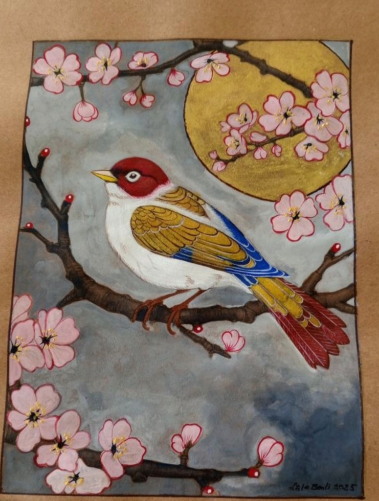 Pembe kiraz çiçekleriyle süslenmiş bir dalda tüneyen kuş.